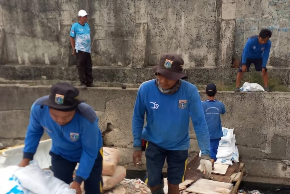 Tanggul Muara Baru Bocor