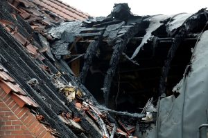 Pesawat Hantam Teras Rumah