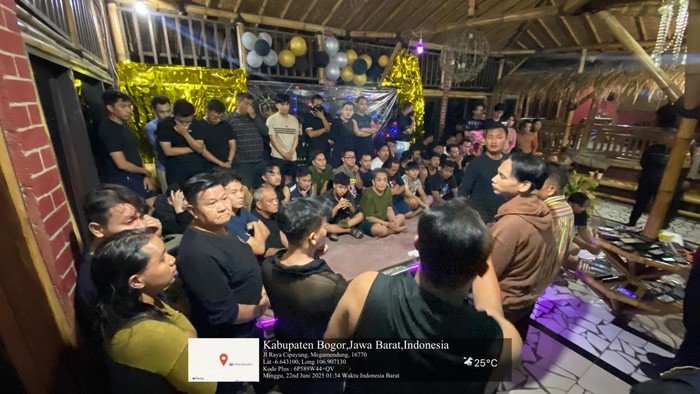 Pesta LGBT di Puncak Digerebek Polisi: 75 Pria Sesama Jenis Diamankan