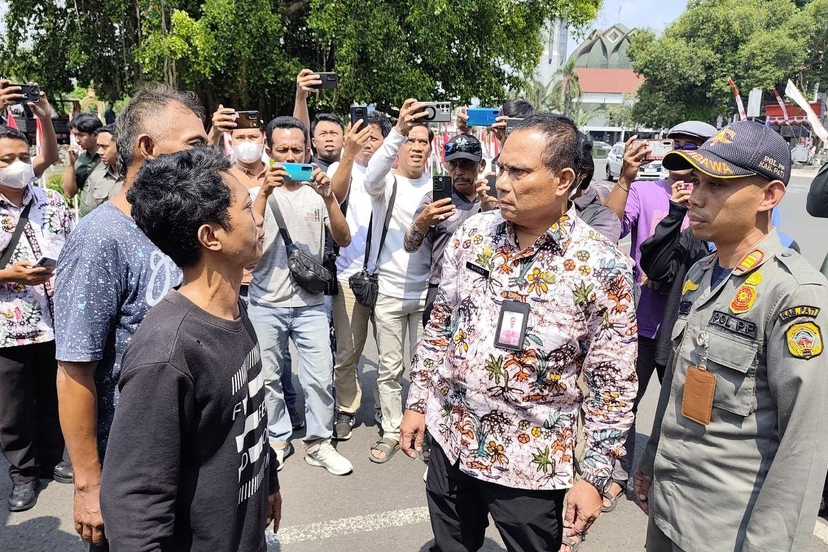 Bupati Pati Naikkan PBB 250%, Aksi Demo Warga Tak Terbendung