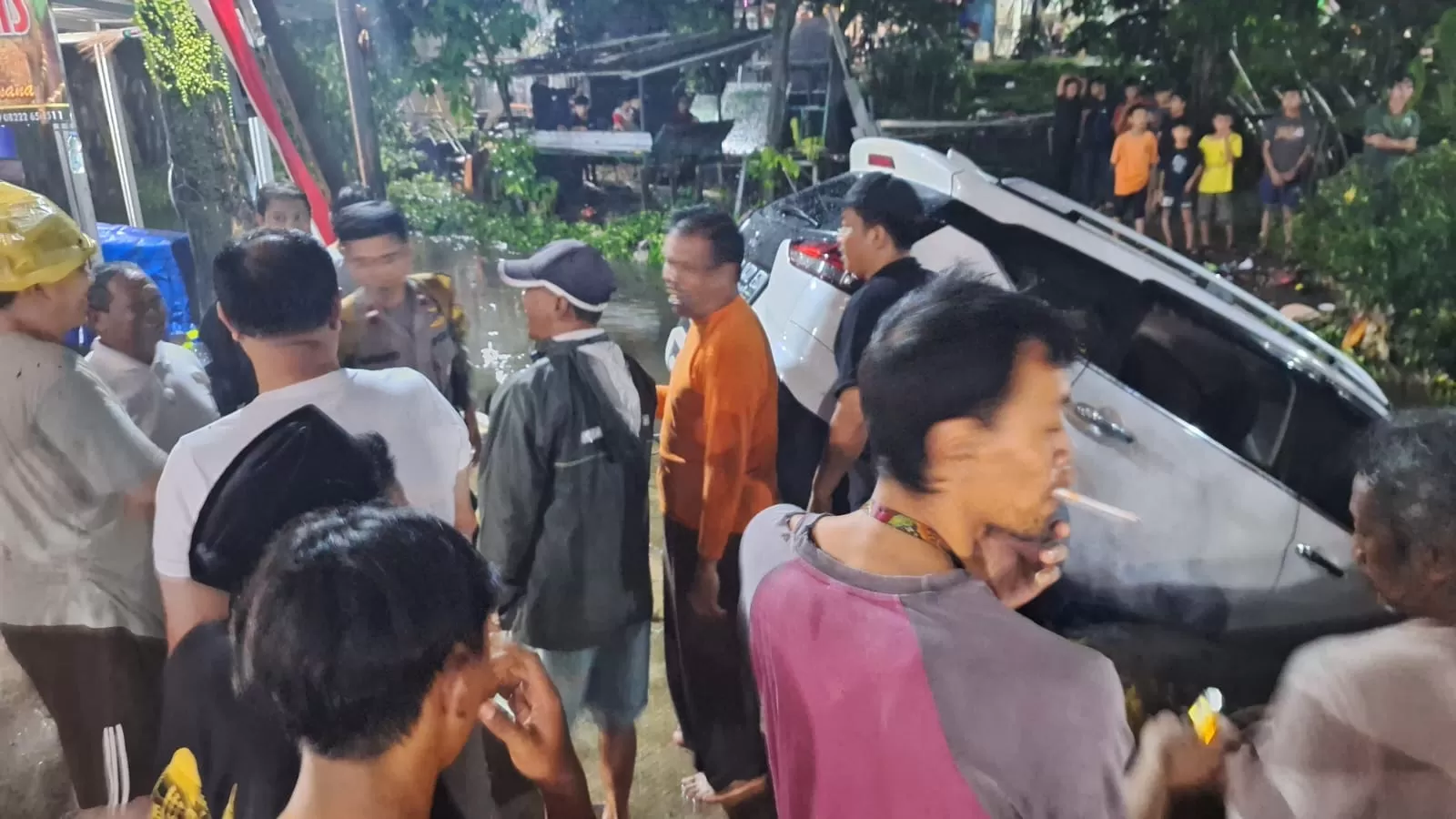mobil terseret banjir