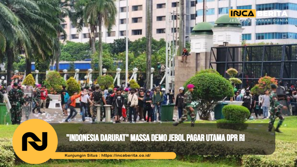 "Indonesia Darurat" Massa Demo Jebol Pagar Utama DPR RI