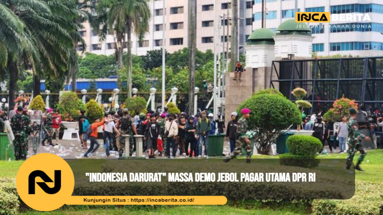 "Indonesia Darurat" Massa Demo Jebol Pagar Utama DPR RI