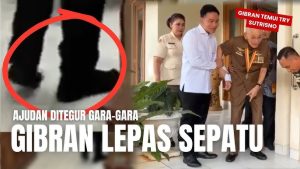 Gibran Lepas Sepatu dan Cium Tangan Try Sutrisno Saat Sowan