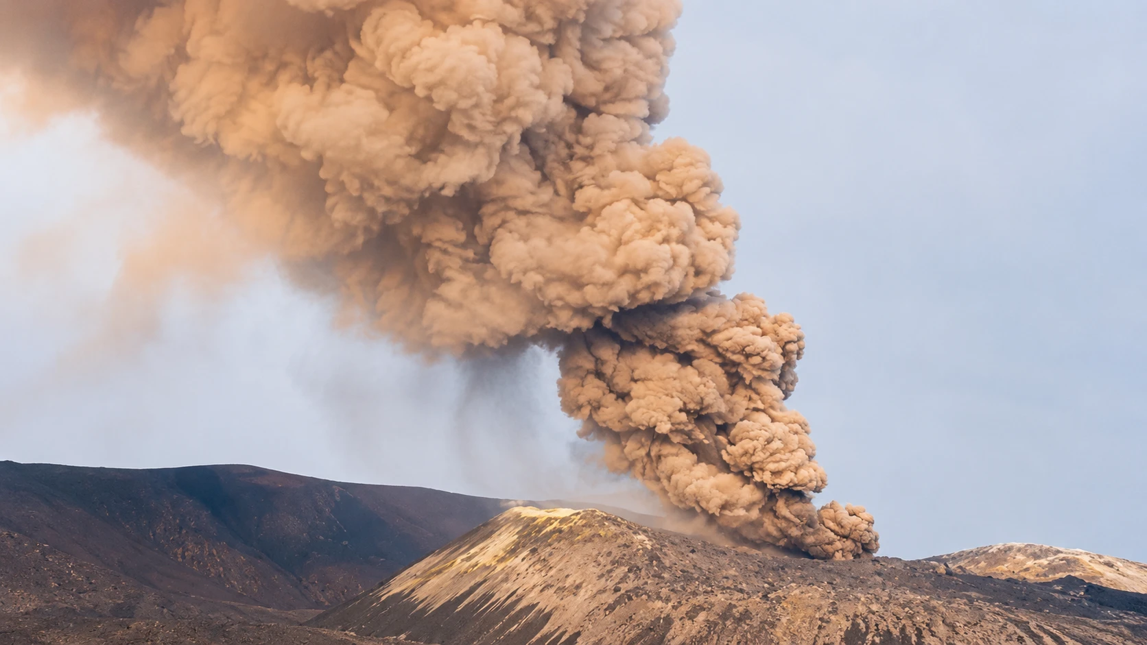 Gunung Anak Krakatau Siaga: Status Naik ke Level III dan Warga Diminta Jauhi Radius Bahaya