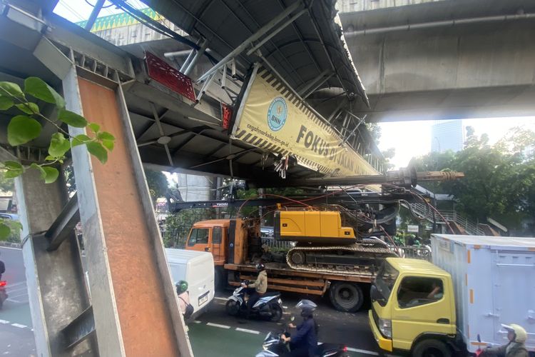 JPO Ditabrak Truk