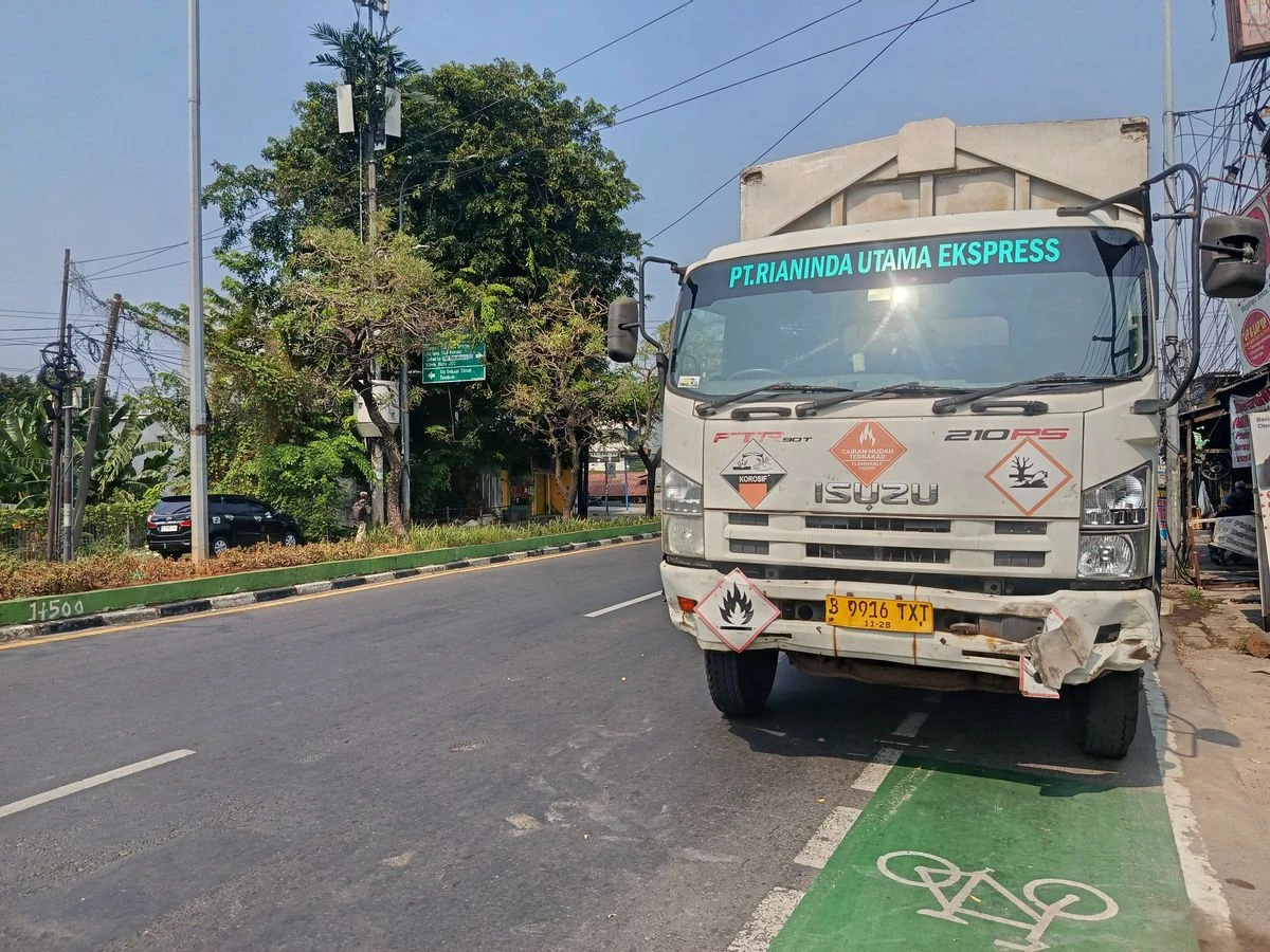 Kecelakaan Truk Maut Bekasi, Satu Orang Tewas dan Lima Luka Setelah Truk Wing Box Tabrak Sejumlah Kendaraan