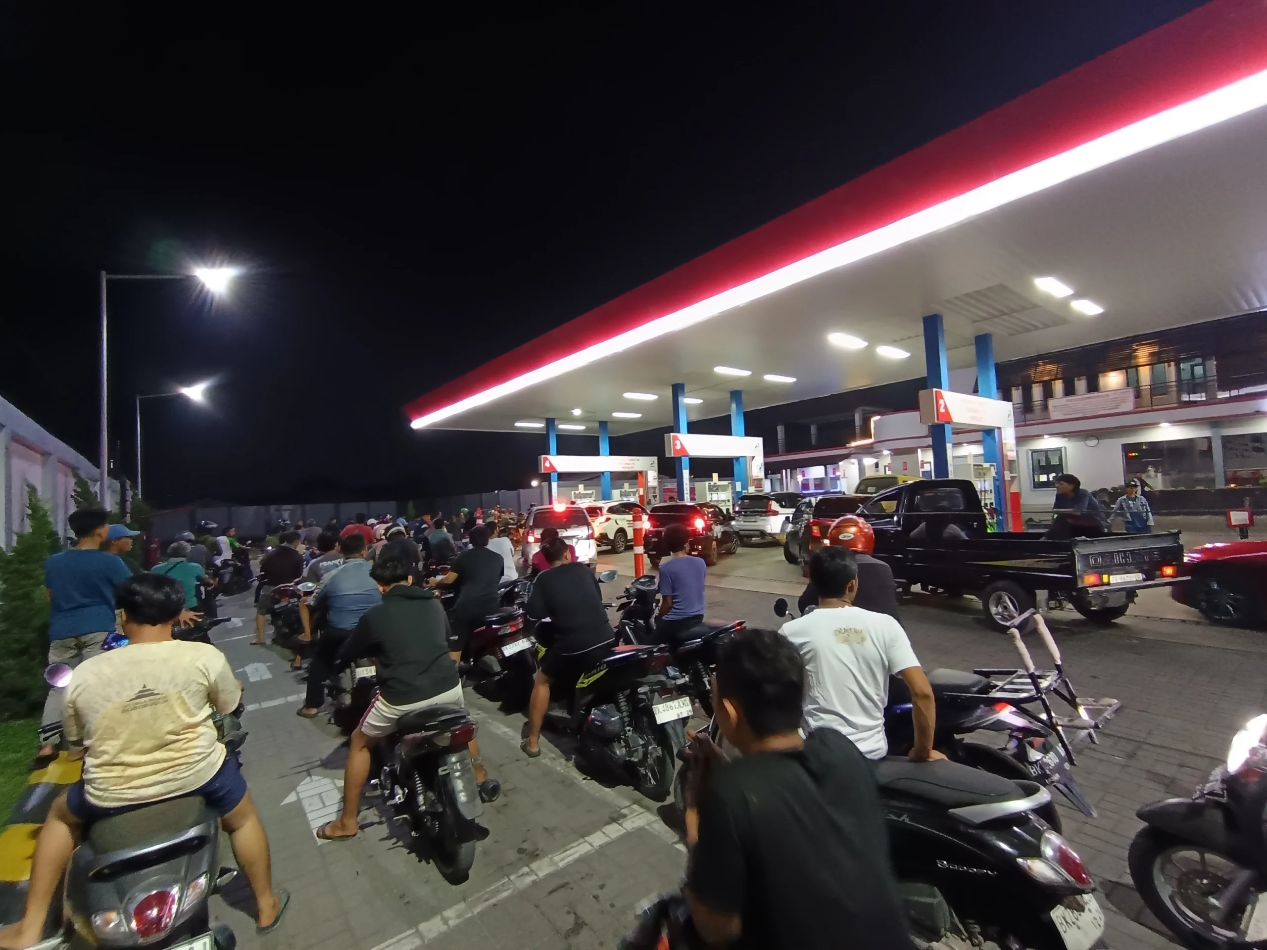 Sumut Darurat BBM: Antrean Panjang di SPBU Medan hingga Deli Serdang Picu Kekhawatiran Warga