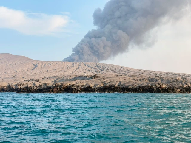 Anak Krakatau Erupsi
