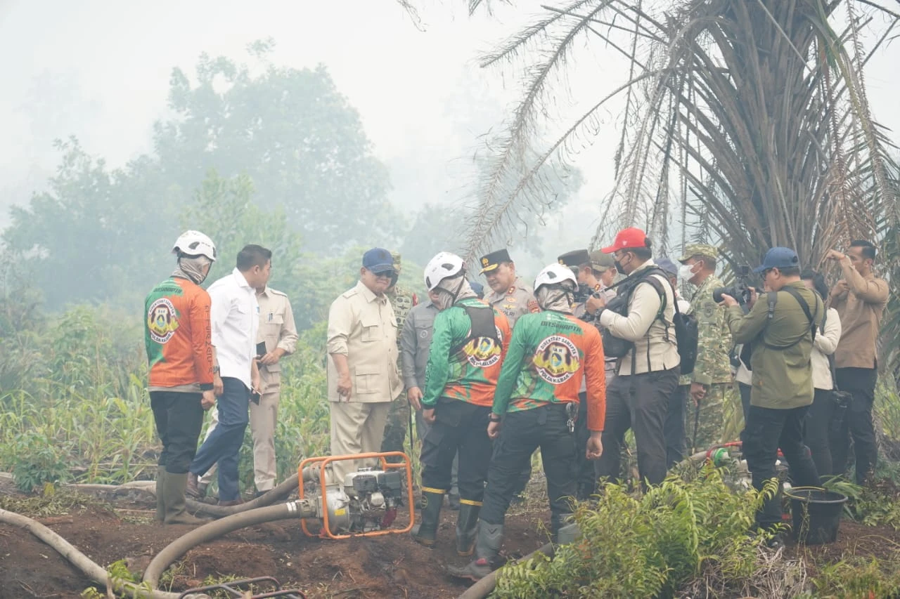 Prabowo Tinjau Karhutla di Kalimantan Barat, Presiden Pimpin Langsung Penanganan Kebakaran dan Minta Operasi Dipercepat